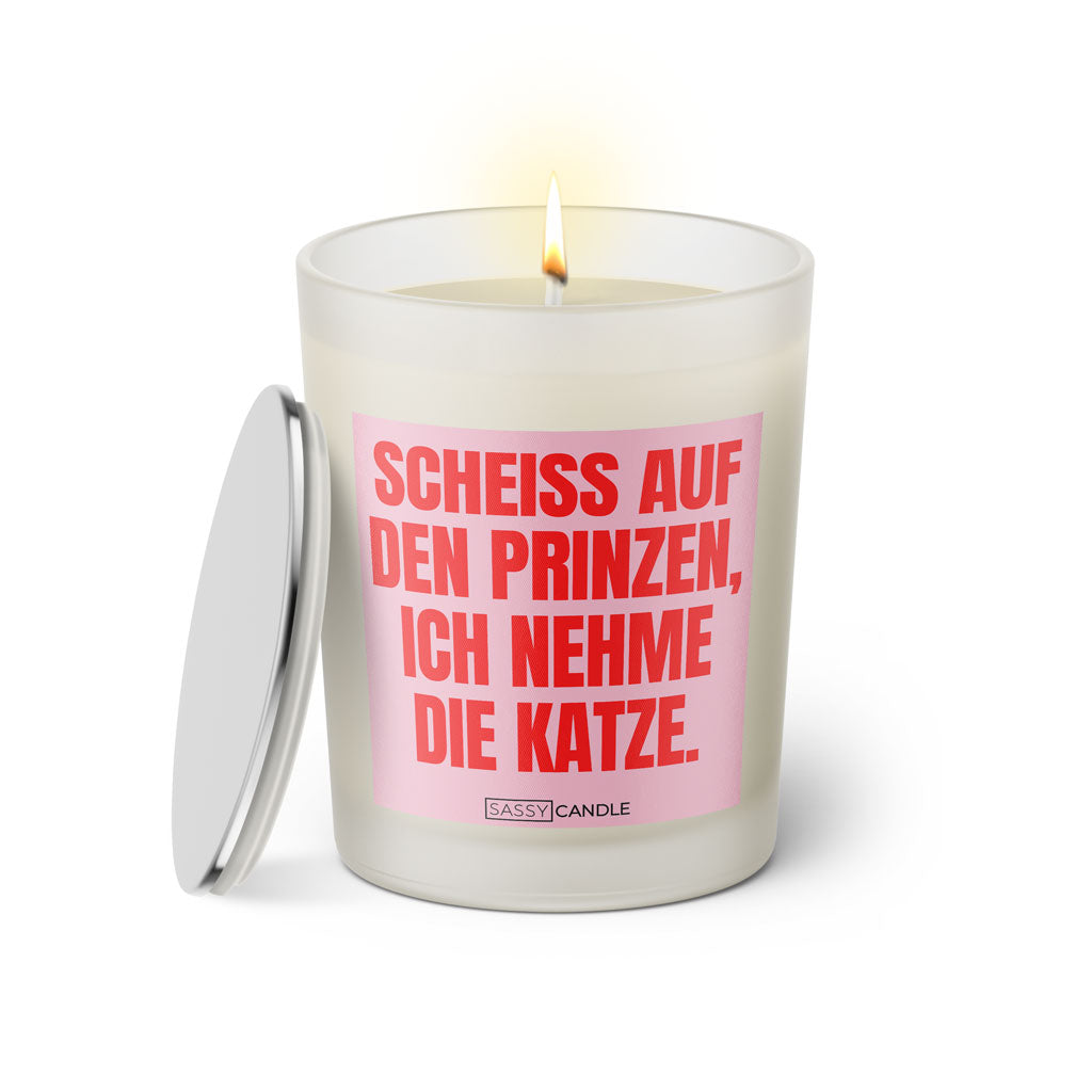 Duftkerze mit witzigen Spruch: Scheiss auf den Prinzen, ich nehme die Katze. Farbe rosa und pink von Sassy Candle.