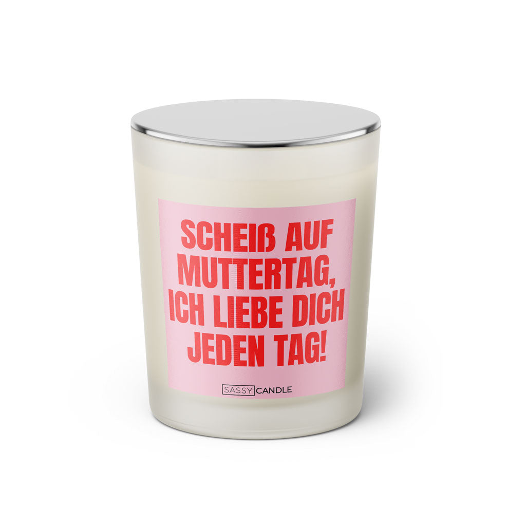 Duftkerze mit witzigen Spruch: Scheiß auf Muttertag, ich liebe dich jeden Tag! Farbe rosa und pink mit silbernem Deckel von Sassy Candle.