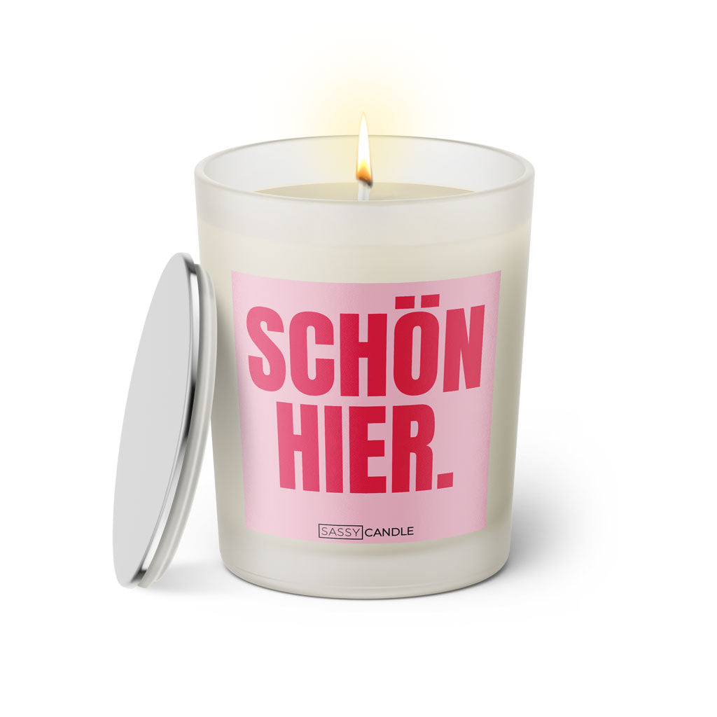 Duftkerze mit witzigem Spruch: Schön hier. Farbe rosa und pinke Schrift. Kerzenglas mit silbernem Deckel von SassyCandle.