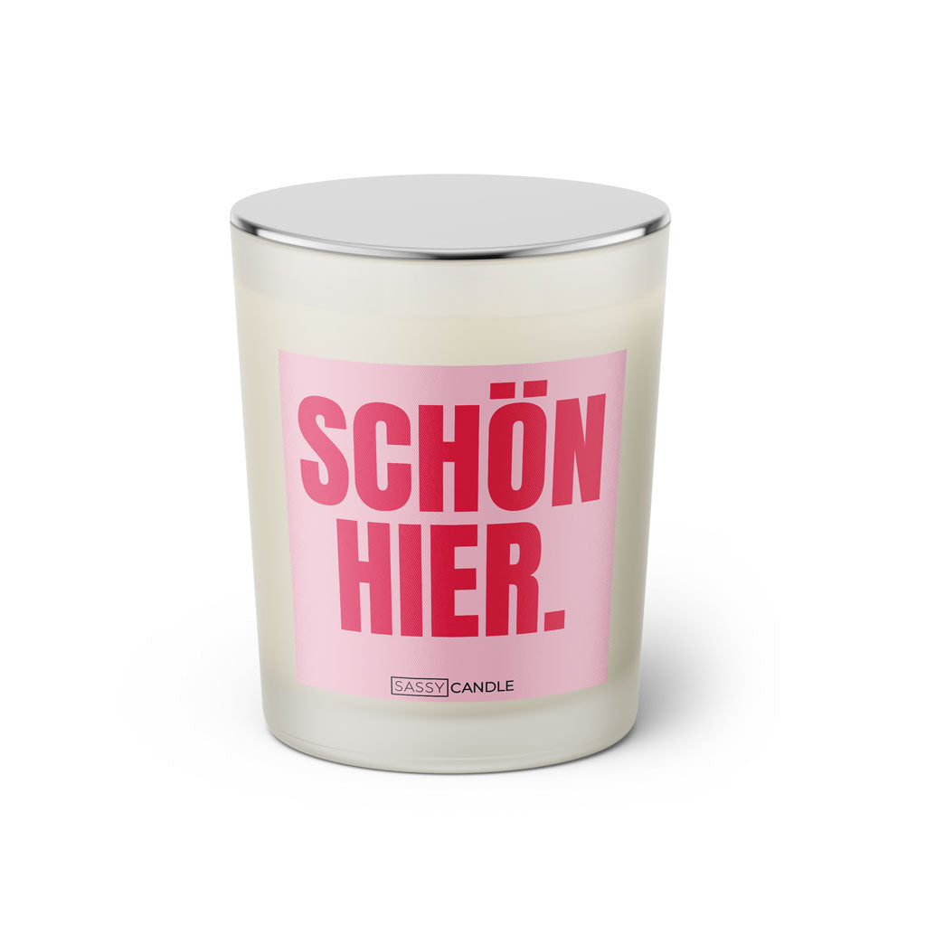 Duftkerze mit witzigem Spruch: Schön hier. Farbe rosa und pinke Schrift. Kerzenglas mit silbernem geschlossenem Deckel von SassyCandle.