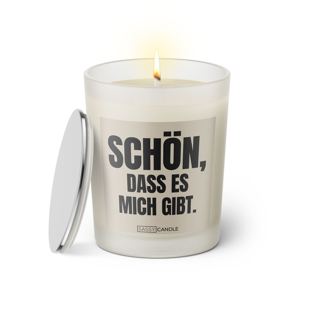 Duftkerze mit witzigem Spruch. Etikettenfarbe in beige mit schwarzer Schrift. Kerzenglas mit silbernem Deckel von Sassy Candle.