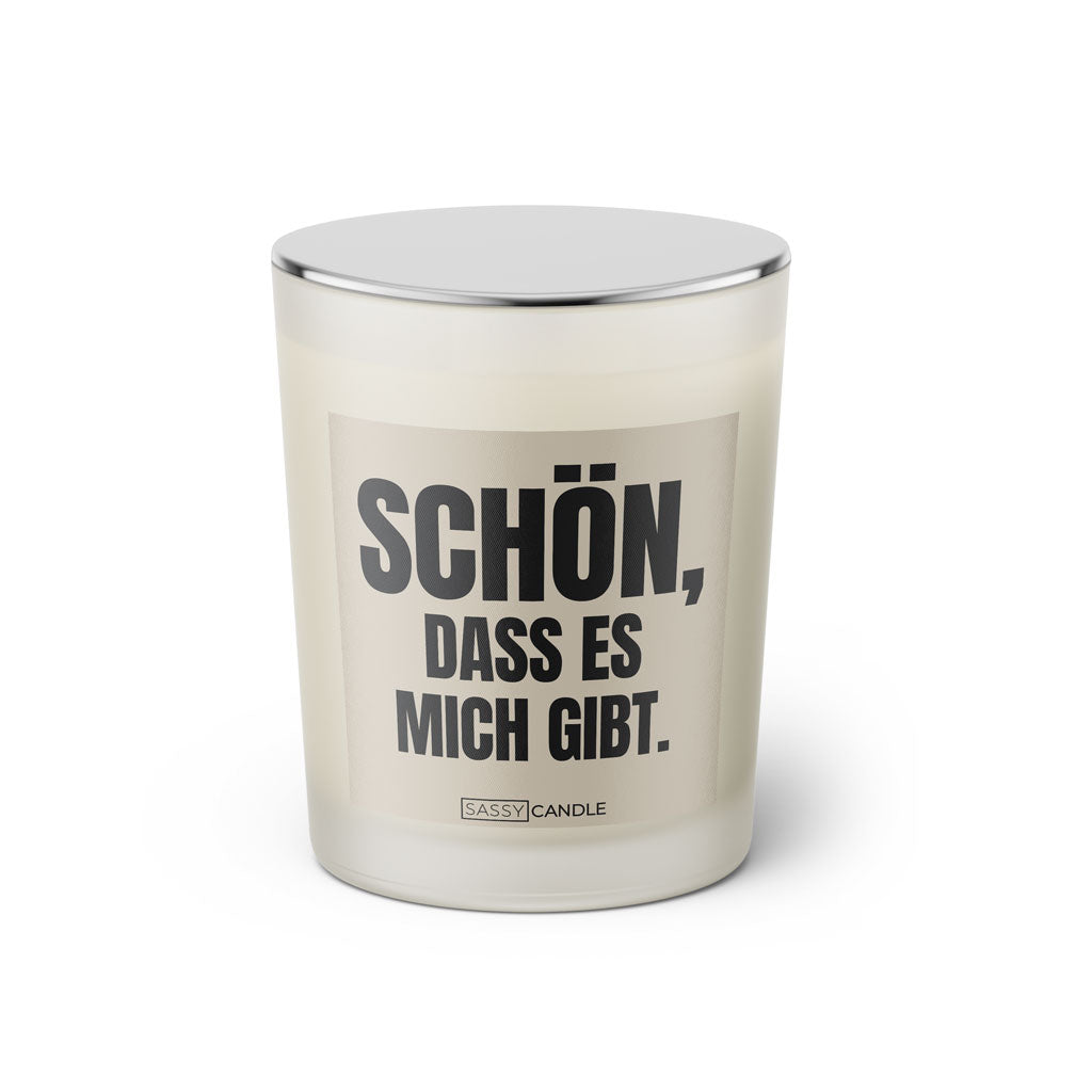 Duftkerze mit witzigem Spruch. Etikettenfarbe in beige mit schwarzer Schrift. Kerzenglas mit silbernem Deckel von Sassy Candle.