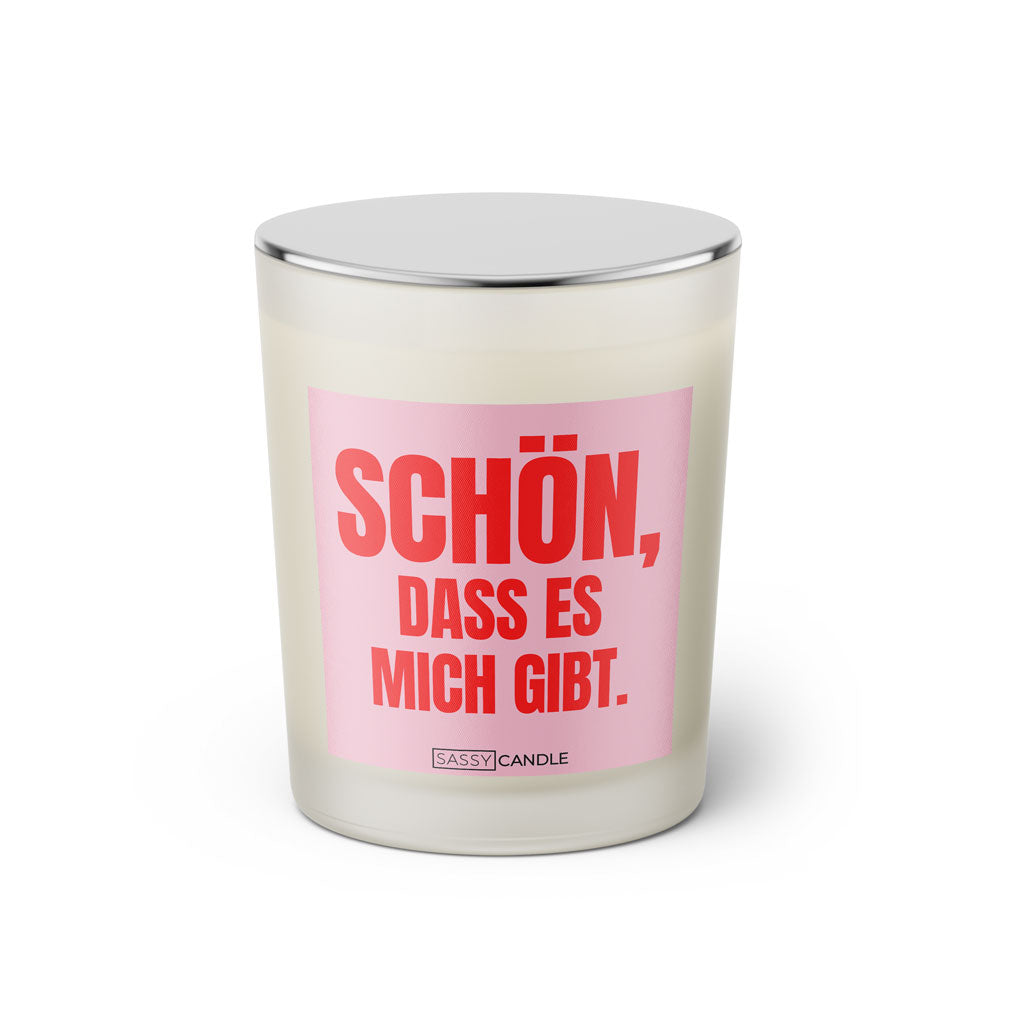 Duftkerze mit witzigem Spruch. Etikettenfarbe in rosa mit pinker Schrift. Kerzenglas mit silbernem Deckel von Sassy Candle.