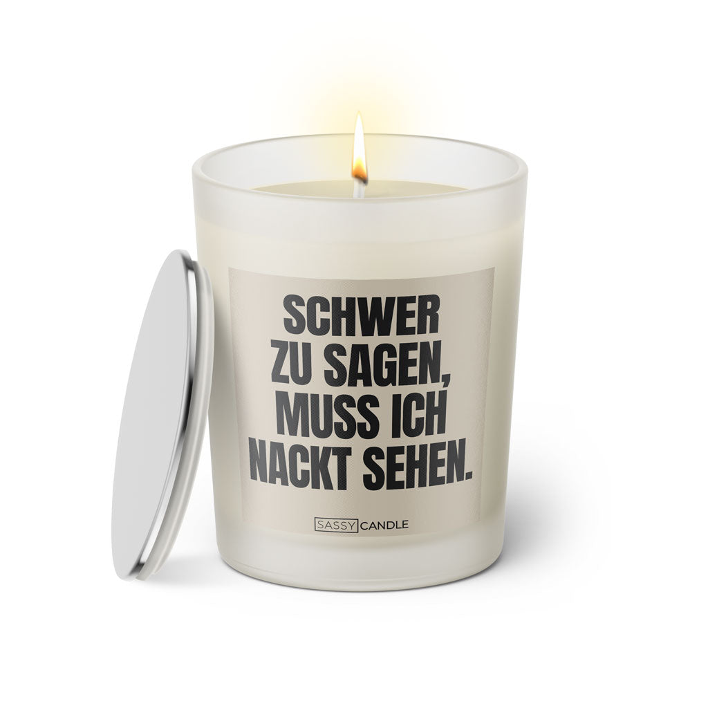 Duftkerze mit Spruch: Schwer zu sagen, muss ich nackt sehen. Farbe beige und schwarz von Sassy Candle.