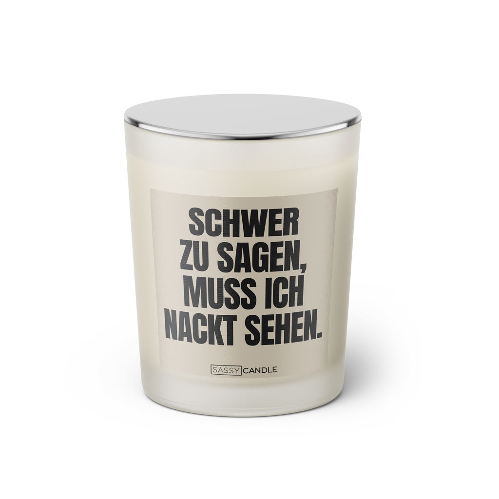 Duftkerze mit Spruch: Schwer zu sagen, muss ich nackt sehen. Farbe beige und schwarz von Sassy Candle.