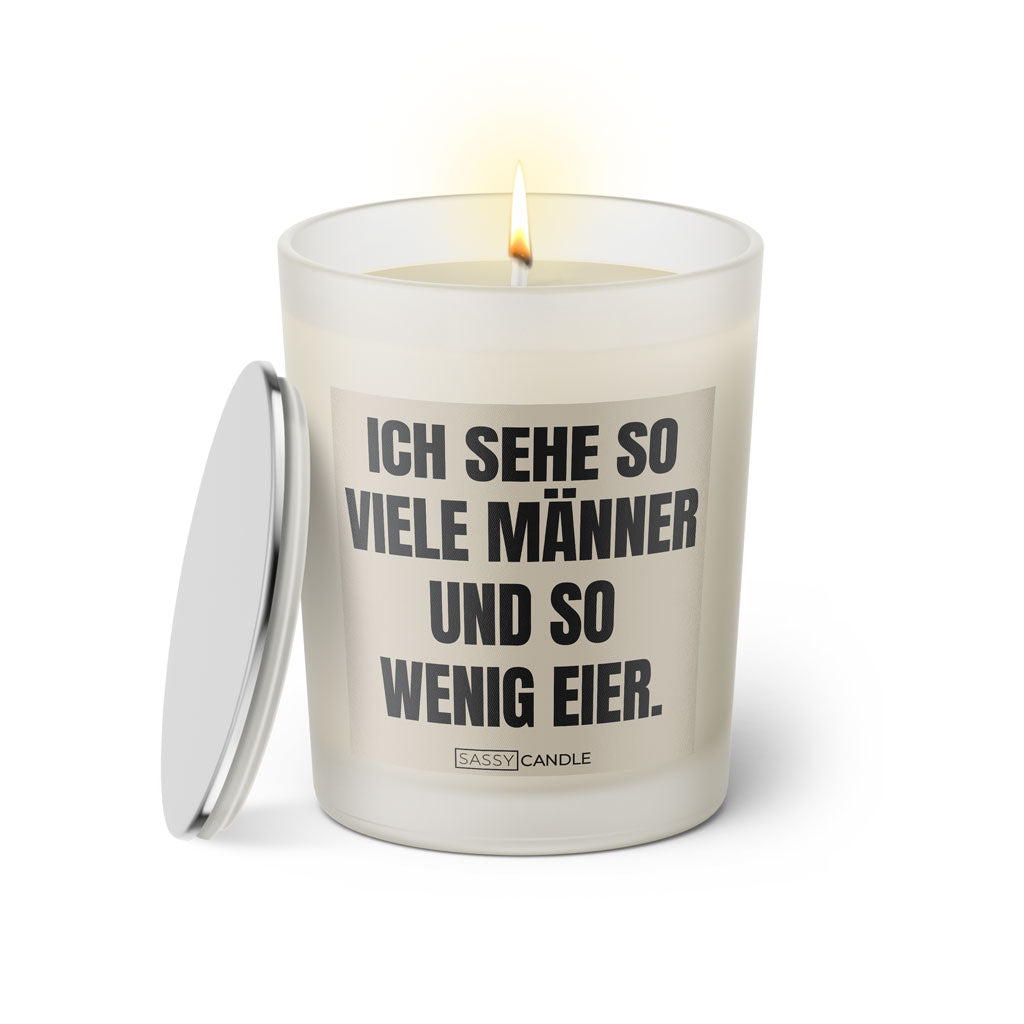 Duftkerze mit witzigen Spruch: Ich sehe so viele Männer und so wenig Eier. Farbe beige und schwarz von Sassy Candle.