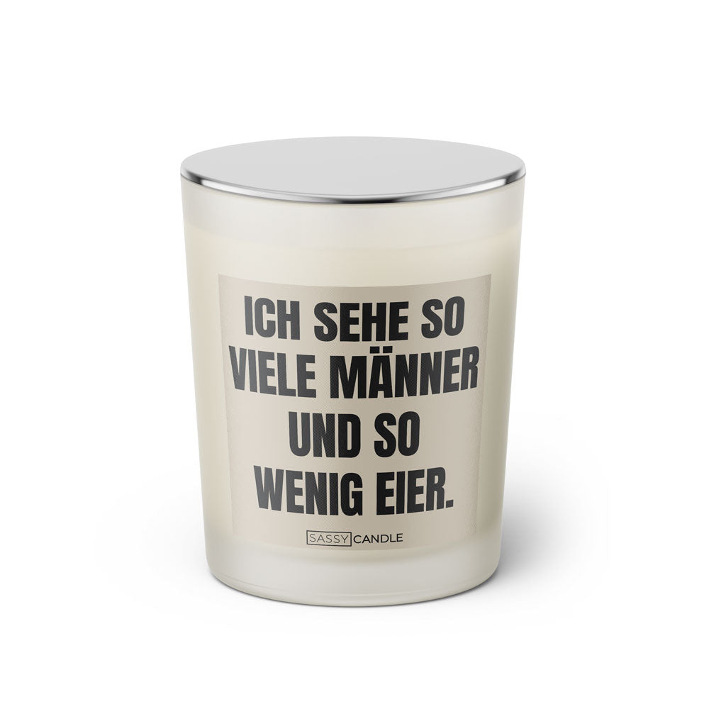 Duftkerze mit witzigen Spruch: Ich sehe so viele Männer und so wenig Eier. Farbe beige und schwarz von Sassy Candle.