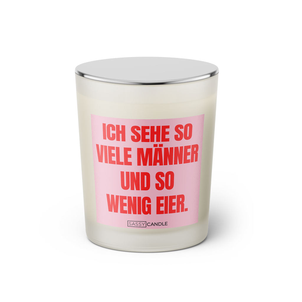 Duftkerze mit witzigen Spruch: Ich sehe so viele Männer und so wenig Eier. Farbe rosa und pink von Sassy Candle.