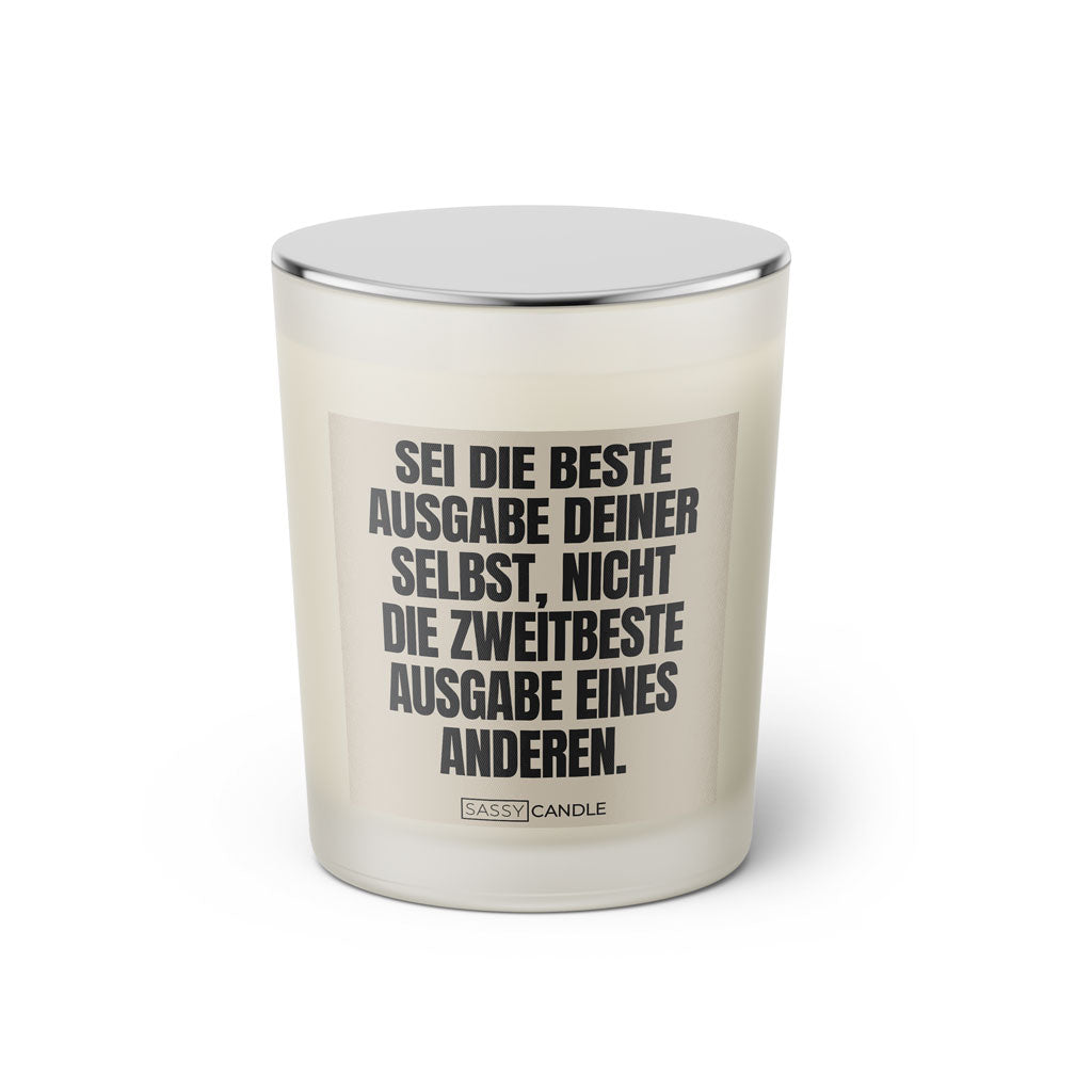 Duftkerze mit witzigen Spruch: Sei die Beste Ausgabe deiner selbst, nicht die zweitbeste Ausgabe eines anderen. Farbe beige und schwarz von Sassy Candle.