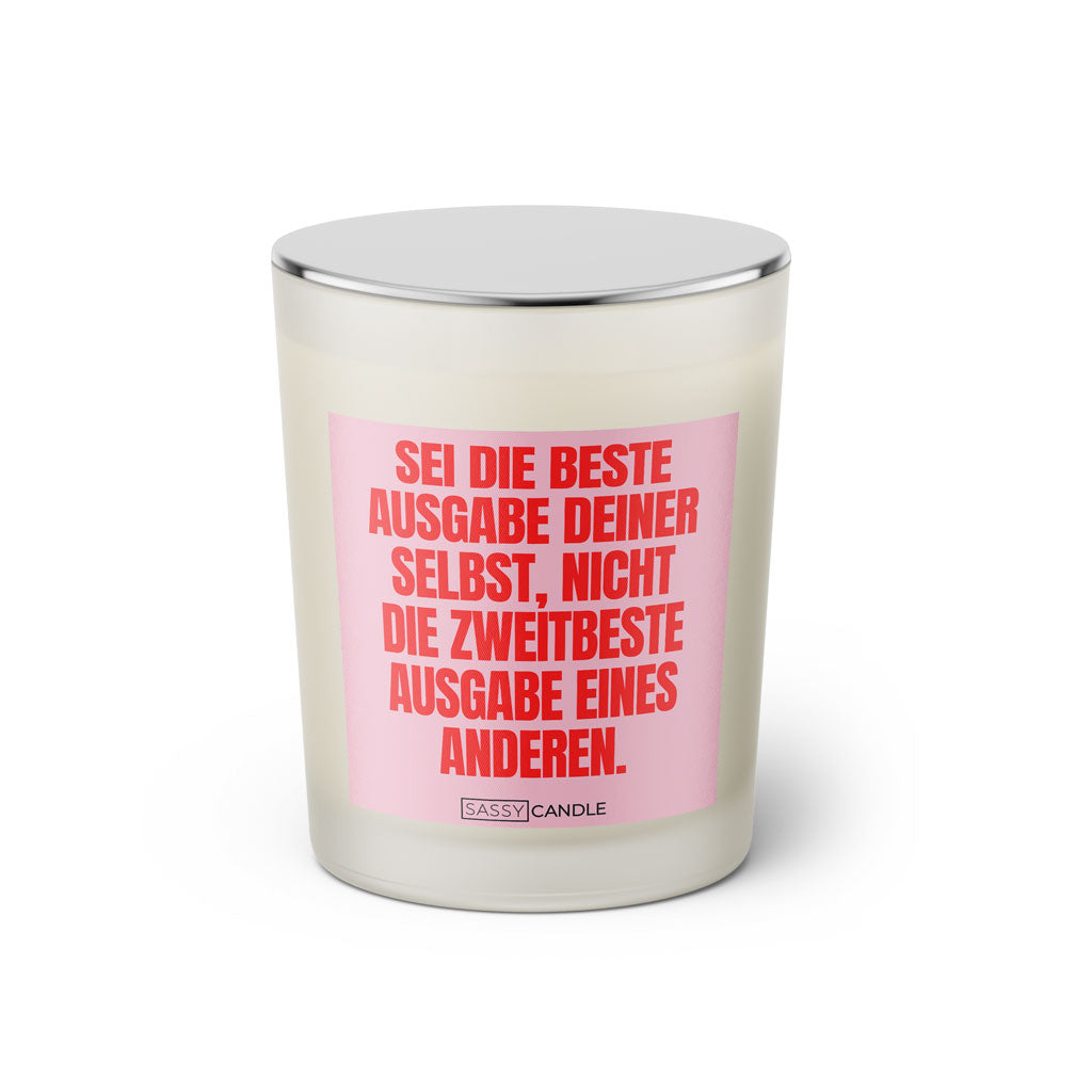 Duftkerze mit witzigen Spruch: Sei die Beste Ausgabe deiner selbst, nicht die zweitbeste Ausgabe eines anderen. Farbe rosa und pink von Sassy Candle.