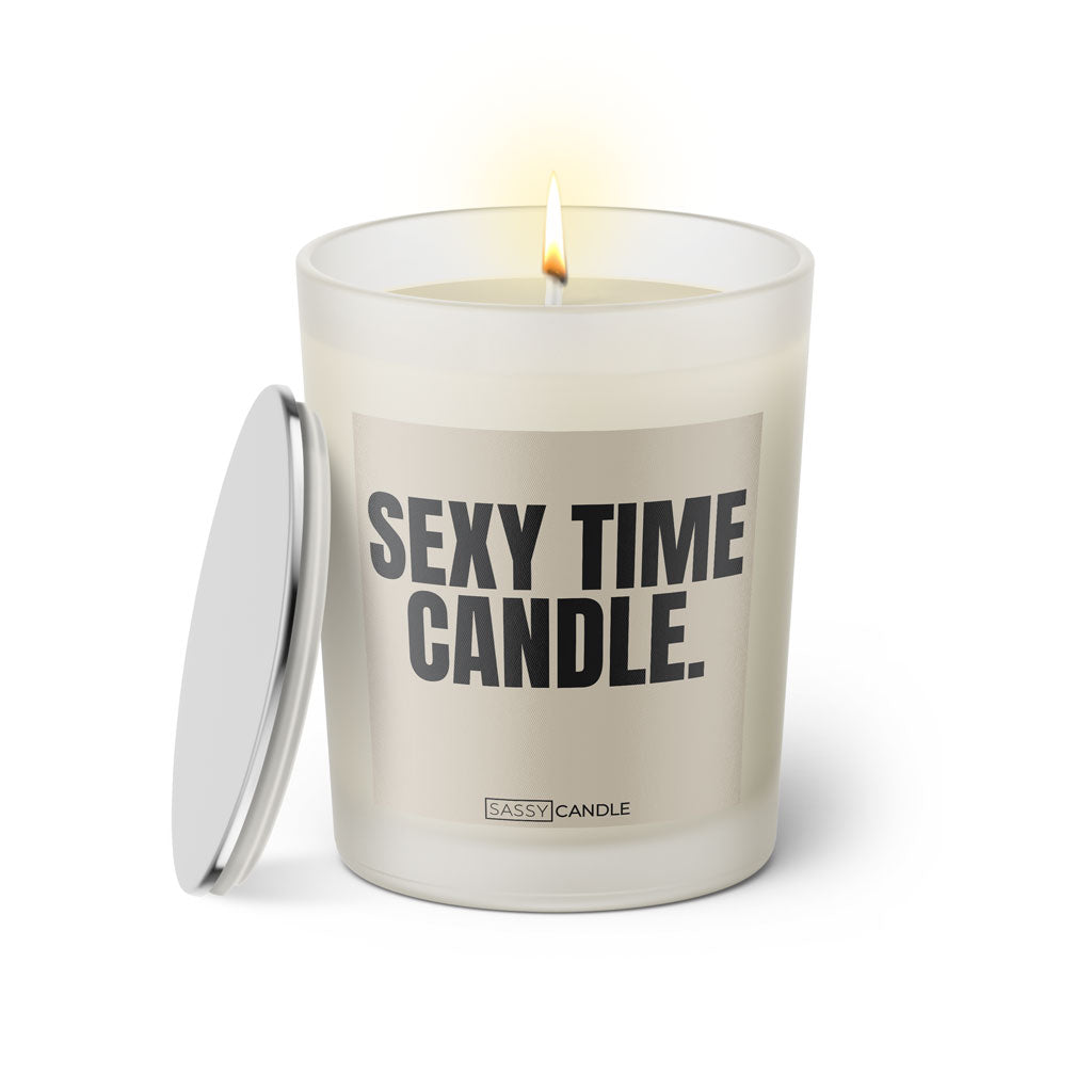 Duftkerze mit witzigem Spruch: Sexy Time Candle. Farbe beige und schwarze Schrift. Kerzenglas mit silbernem Deckel von SassyCandle.