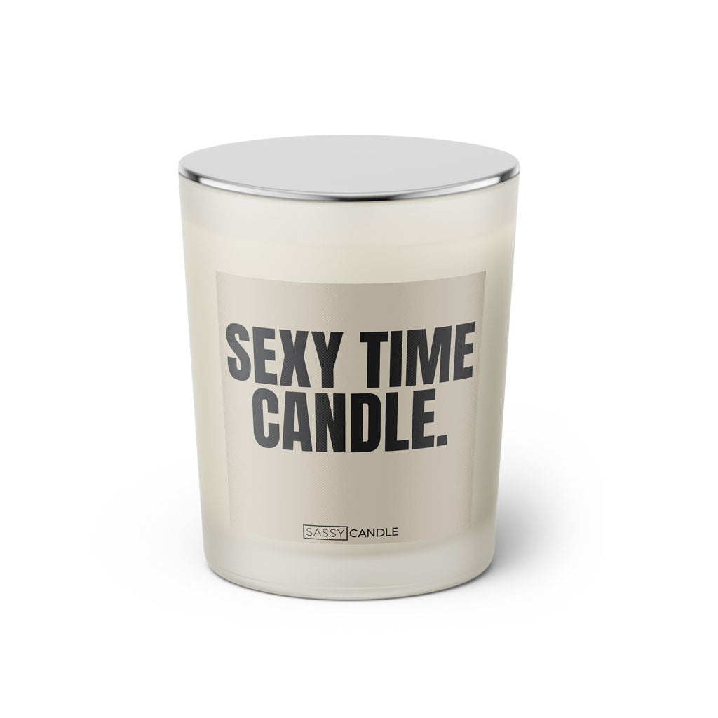 Duftkerze mit witzigem Spruch: Sexy Time Candle. Farbe beige und schwarze Schrift. Kerzenglas mit silbernem geschlossenem Deckel von SassyCandle.
