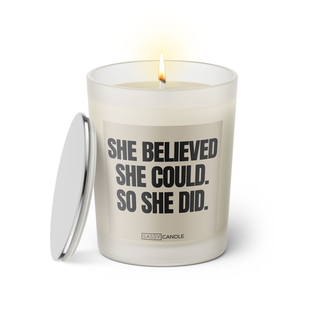 Duftkerze mit witzigen Spruch: She believed she could. So she did. Farbe beige und schwarz von Sassy Candle.