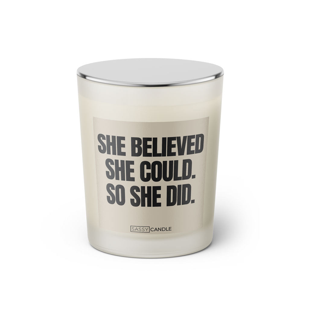 Duftkerze mit witzigen Spruch: She believed she could. So she did. Farbe beige und schwarz von Sassy Candle.