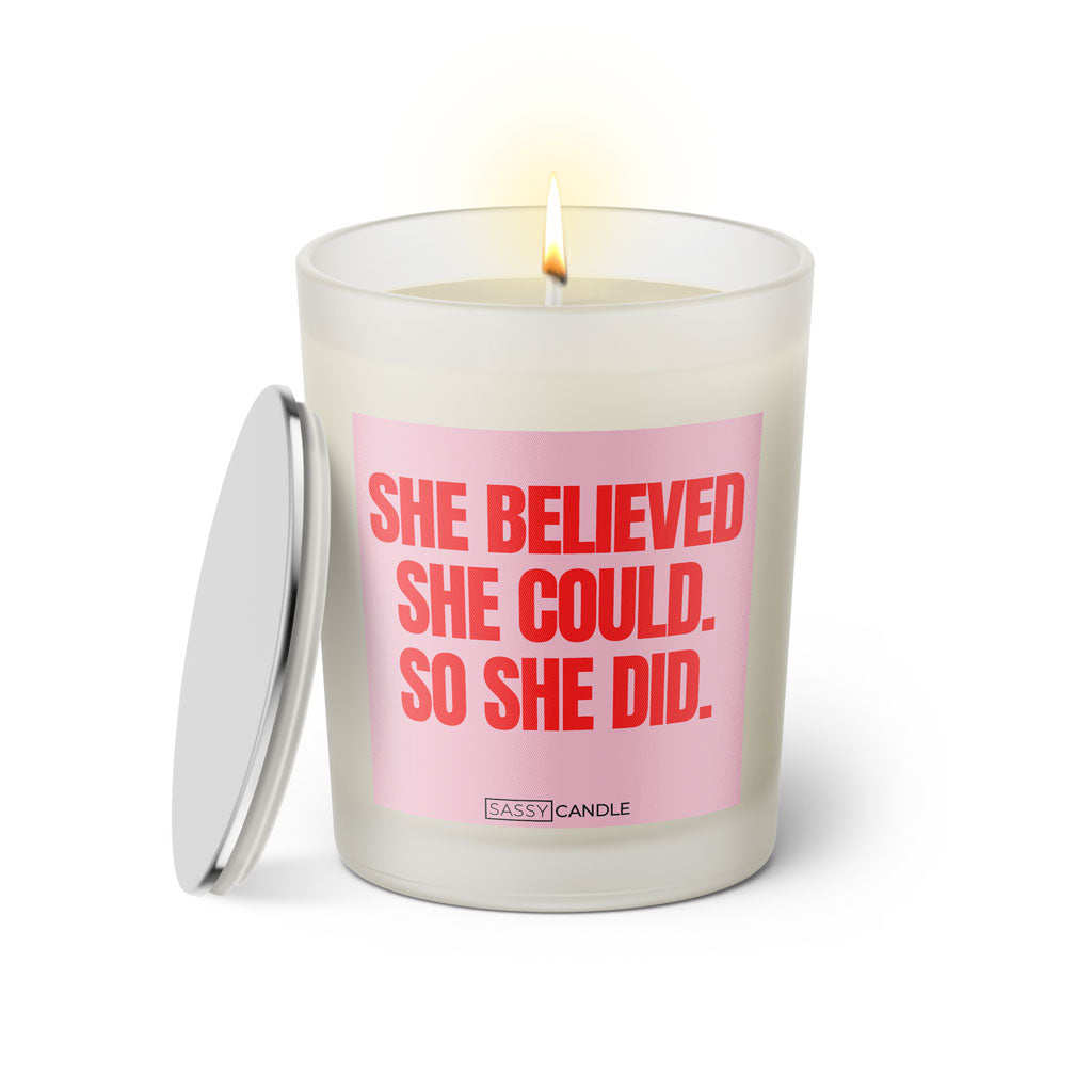 Duftkerze mit witzigen Spruch: She believed she could. So she did. Farbe rosa und pink von Sassy Candle.