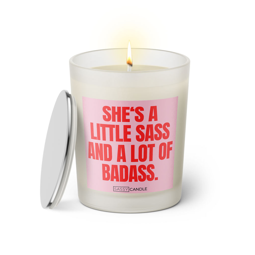 Duftkerze mit witzigen Spruch: She's a little sass and a lot of badass. Farbe pink und rosa mit silbernen Deckel von Sassy Candle.