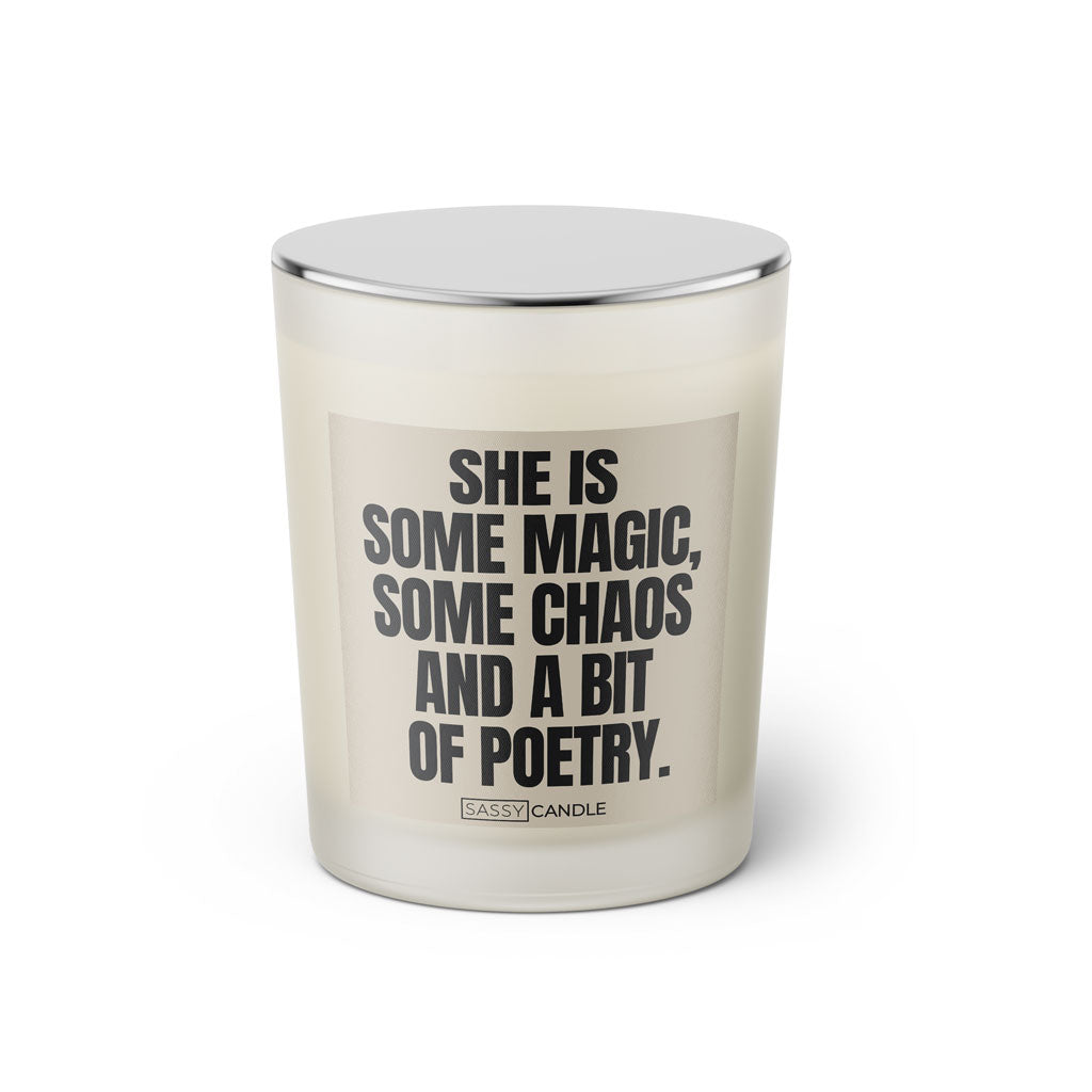 Duftkerze mit witzigen Spruch: She is some magic, some chaos and a bit of poetry. Farbe nude und schwarz von Sassy Candle.
