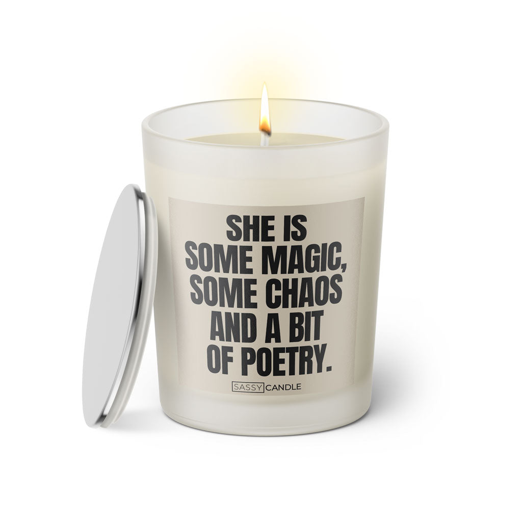 Duftkerze mit witzigen Spruch: She is some magic, some chaos and a bit of poetry. Farbe nude und schwarz von Sassy Candle.