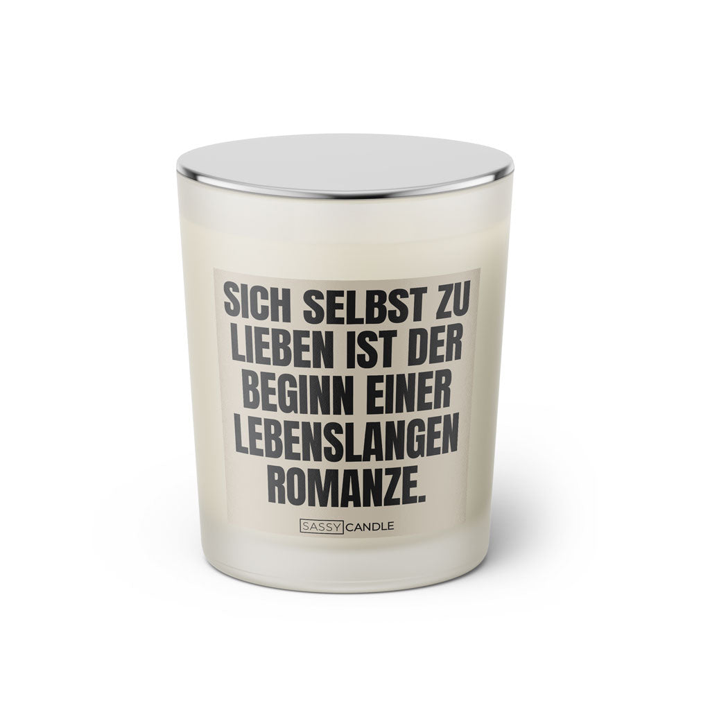 Duftkerze mit witzigen Spruch: Sich selbst zu lieben ist der Beginn einer lebenslangen Romanze. Farbe beige und schwarz von Sassy Candle.