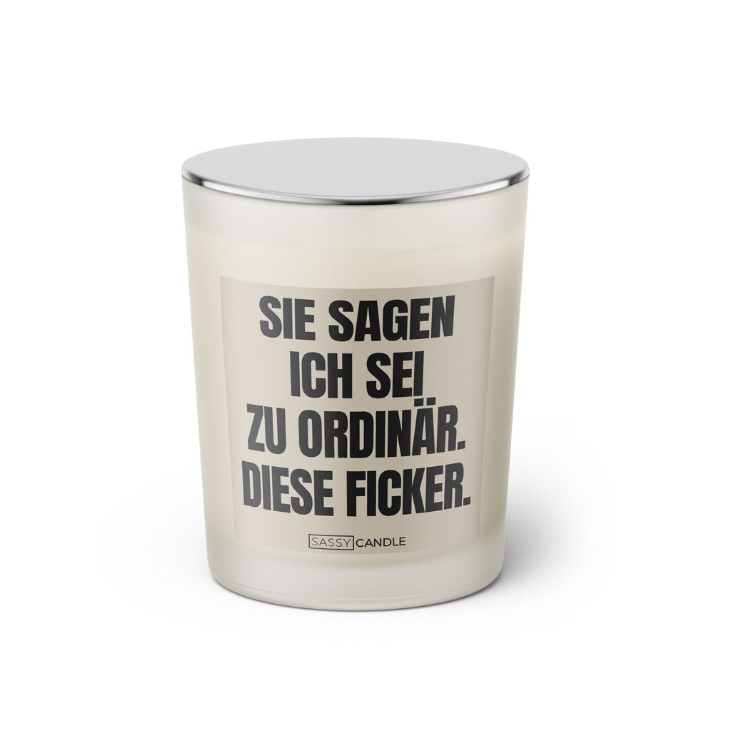Duftkerze mit Spruch: Sie sagen ich sei zu ordinär. Diese Ficker. Farbe beige und schwarz von Sassy Candle.