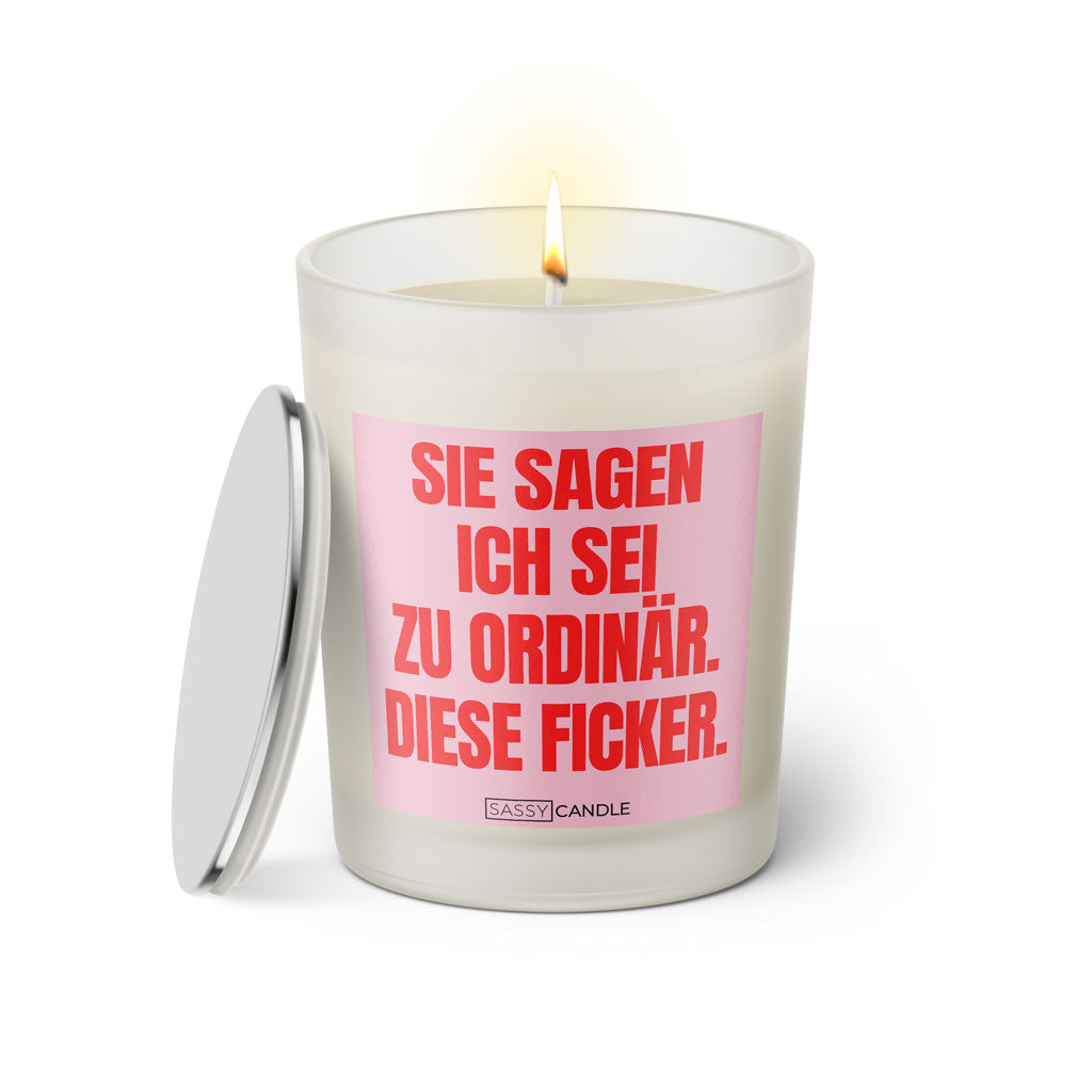 Duftkerze mit Spruch: Sie sagen ich sei zu ordinär. Diese Ficker. Farbe rosa und pink von Sassy Candle.