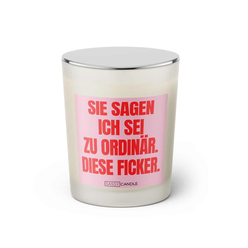 Duftkerze mit Spruch: Sie sagen ich sei zu ordinär. Diese Ficker. Farbe rosa und pink von Sassy Candle.