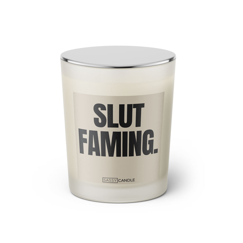 Duftkerze mit witzigen Spruch: Slut Faming. Farbe beige und schwarz von Sassy Candle.