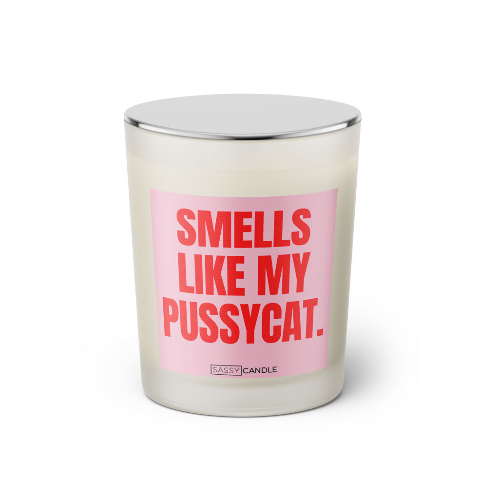 Duftkerze mit witzigen Spruch: Smells like my Pussycat. Farbe rosa und pink von Sassy Candle.