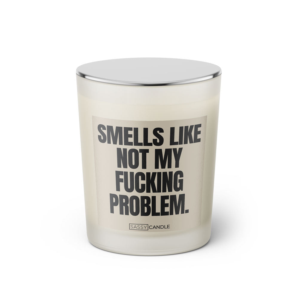 Duftkerze mit witzigem Spruch: Smells like not my fucking Problem. Farbe beige und schwarze Schrift. Kerzenglas mit silbernem geschlossenem Deckel von SassyCandle.