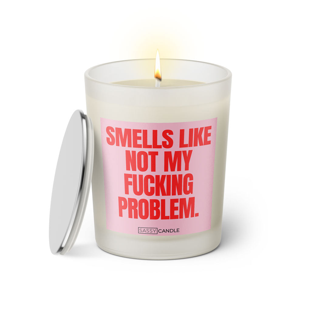 Duftkerze mit witzigem Spruch: Smells like not my fucking Problem. Farbe rosa und pinke Schrift. Kerzenglas mit silbernem Deckel von SassyCandle.