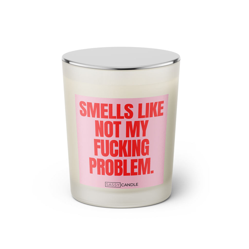 Duftkerze mit witzigem Spruch: Smells like not my fucking Problem. Farbe rosa und pinke Schrift. Kerzenglas mit silbernem geschlossenem Deckel von SassyCandle.
