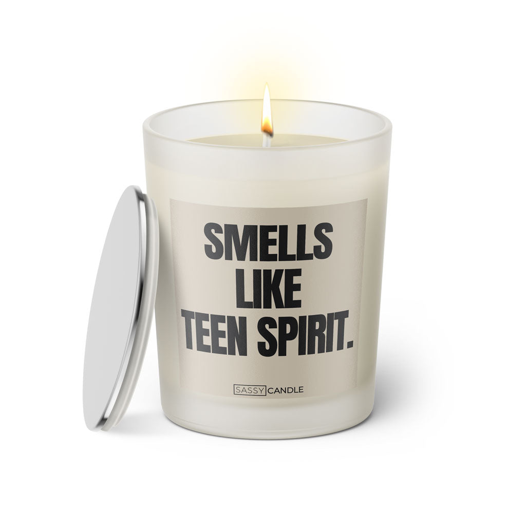 Duftkerze mit Spruch: Smells like teen spirit. Farbe beige und schwarz von Sassy Candle.