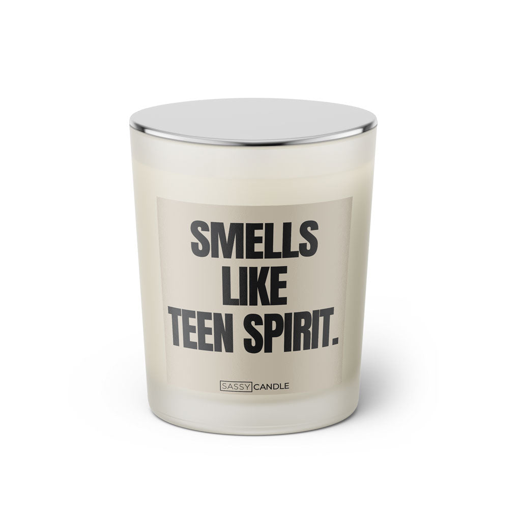 Duftkerze mit Spruch: Smells like teen spirit. Farbe beige und schwarz von Sassy Candle.