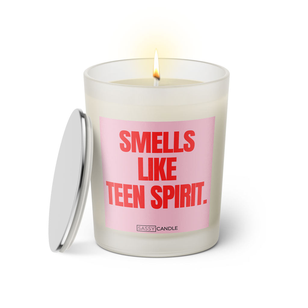 Duftkerze mit Spruch: Smells like teen spirit. Farbe rosa und pink von Sassy Candle.