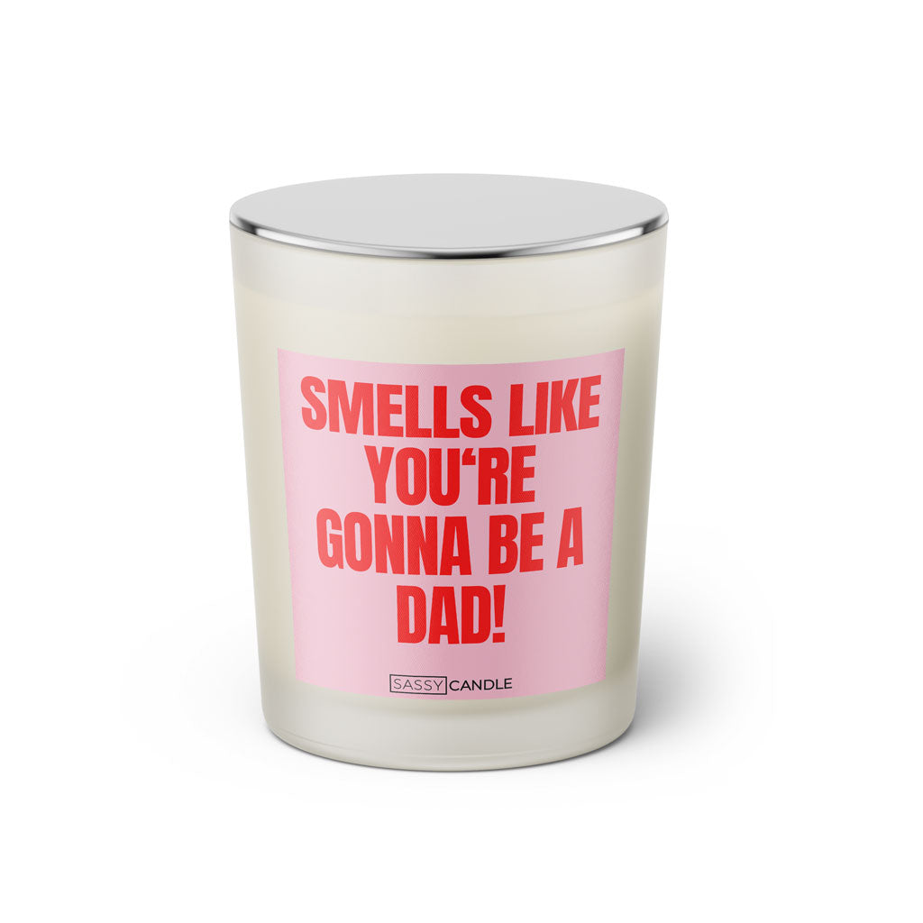 Duftkerze mit witzigen Spruch: Smells like you're gonna be a Dad! Farbe rosa und pink von Sassy Candle.