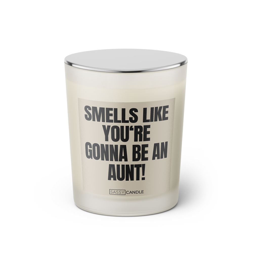 Duftkerze mit witzigen Spruch: Smells like you're gonna be an Aunt! Farbe beige und schwarz von Sassy Candle.