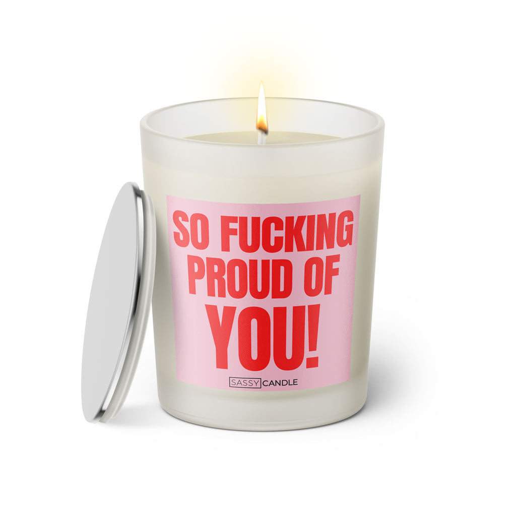 Duftkerze mit witzigen Spruch: So fucking proud of you! Farbe rosa und pink mit silbernen Deckel von Sassy Candle.