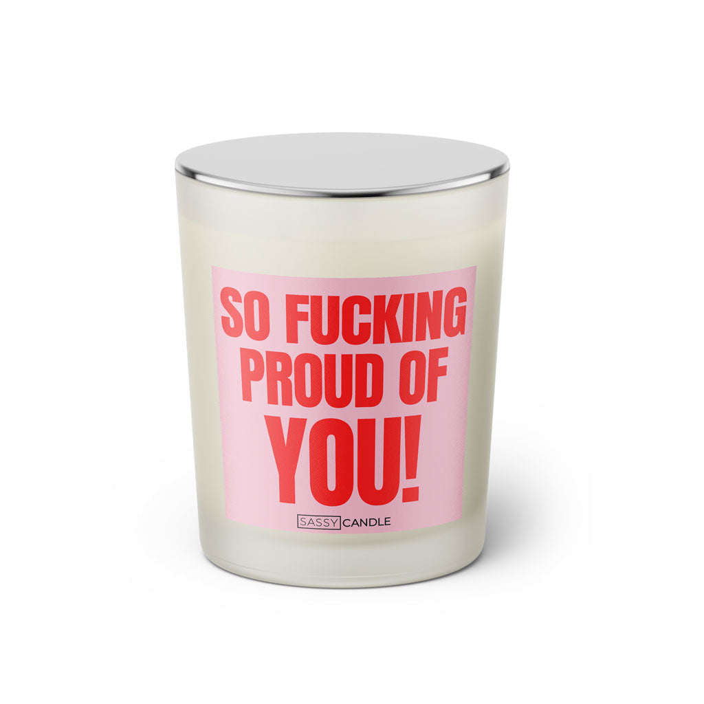 Duftkerze mit witzigen Spruch: So fucking proud of you! Farbe rosa und pink mit silbernen Deckel von Sassy Candle.