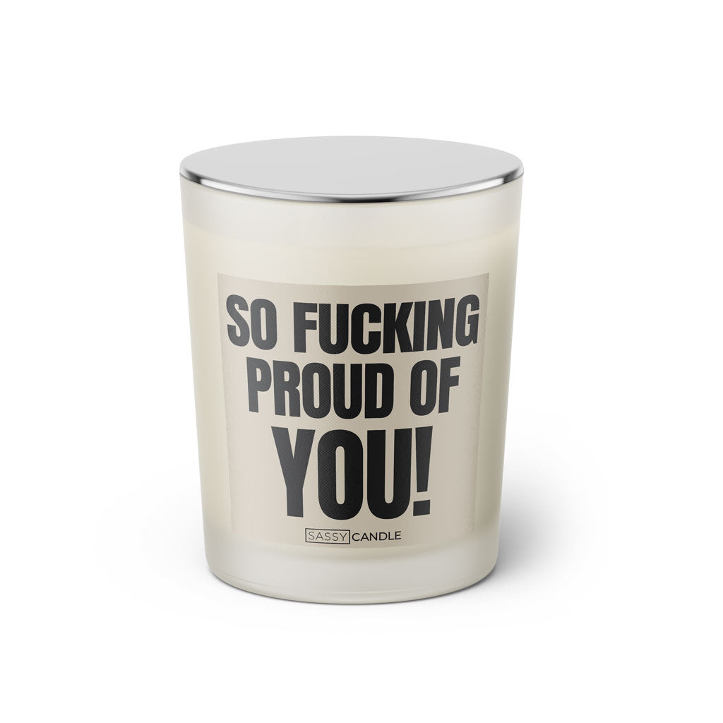 Duftkerze mit witzigen Spruch: So fucking proud of you! Farbe beige und schwarz mit silbernen Deckel von Sassy Candle.