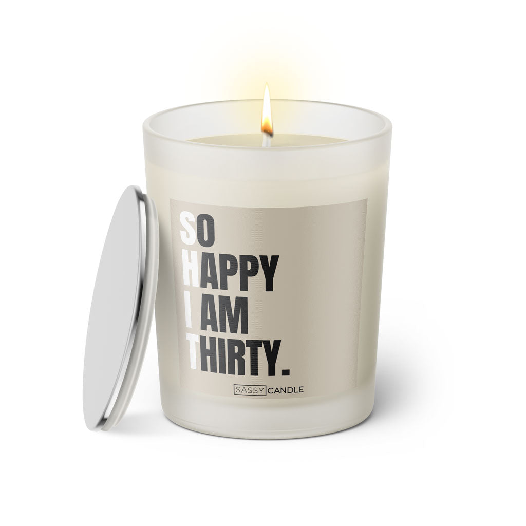 Duftkerze mit Spruch: So happy I am thirty. Farbe beige und schwarz von Sassy Candle.