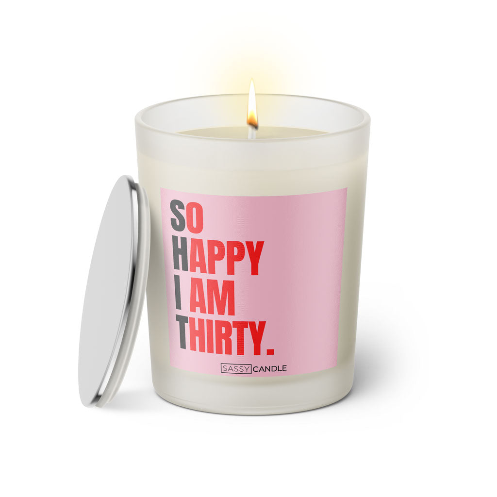 Duftkerze mit Spruch: So happy I am thirty. Farbe rosa und pink von Sassy Candle.