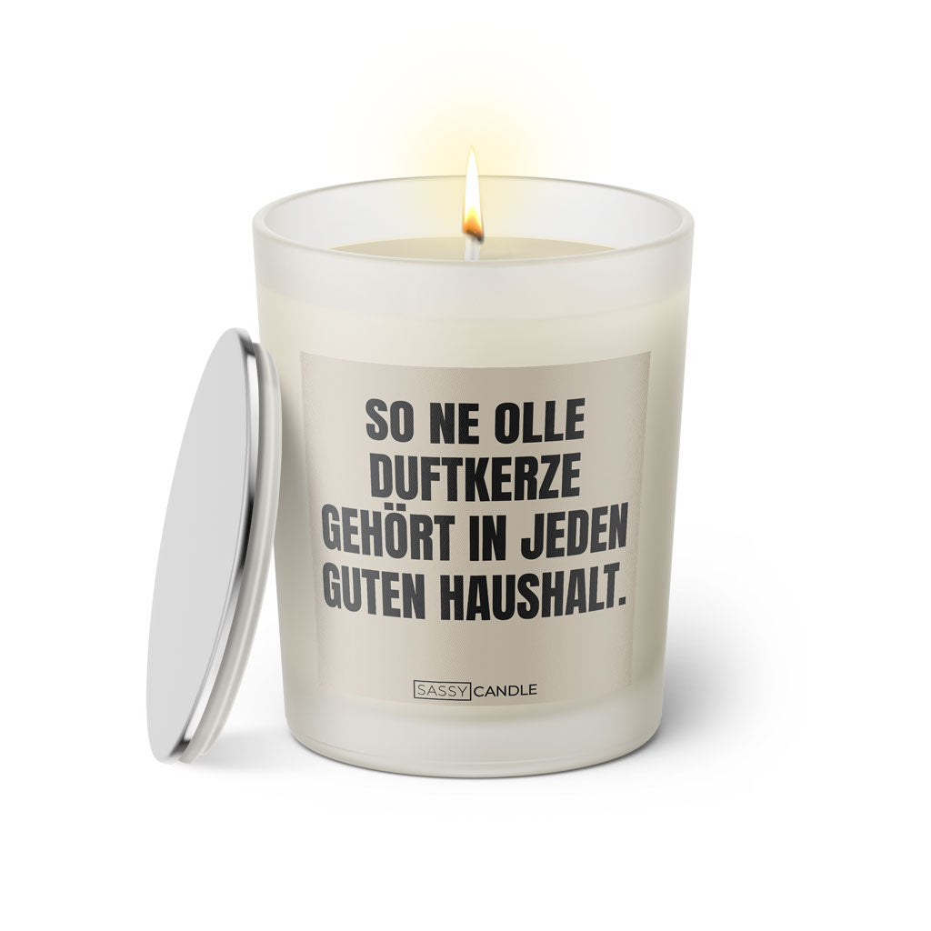 Duftkerze mit witzigem Spruch: So ne olle Duftkerze gehört in jeden guten Haushalt. Farbe beige und schwarze Schrift. Kerzenglas mit silbernem Deckel von SassyCandle.