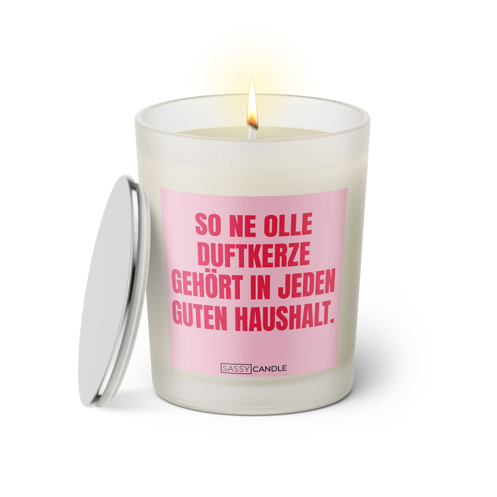 Duftkerze mit witzigem Spruch: So ne olle Duftkerze gehört in jeden guten Haushalt. Farbe rosa und pinke Schrift. Kerzenglas mit silbernem Deckel von SassyCandle.