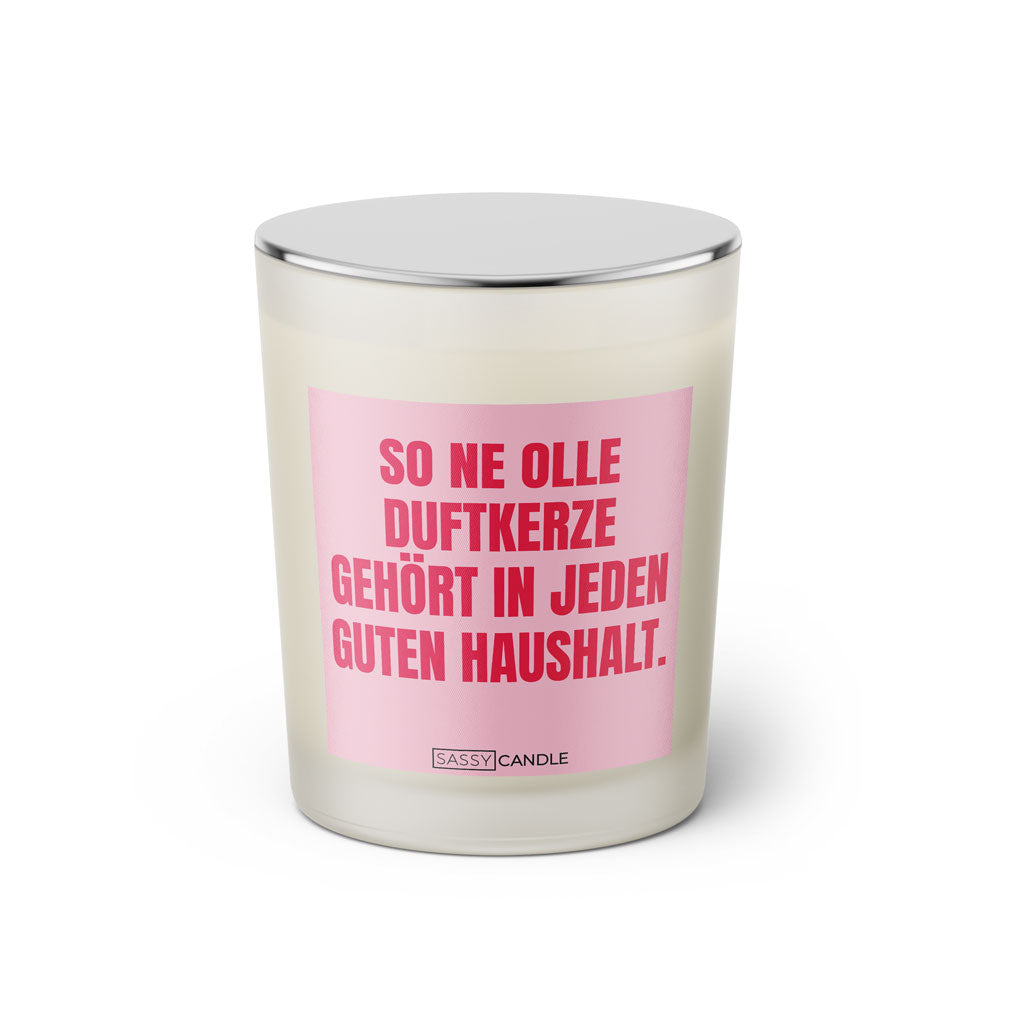 Duftkerze mit witzigem Spruch: So ne olle Duftkerze gehört in jeden guten Haushalt. Farbe rosa und pinke Schrift. Kerzenglas mit silbernem geschlossenem Deckel von SassyCandle.