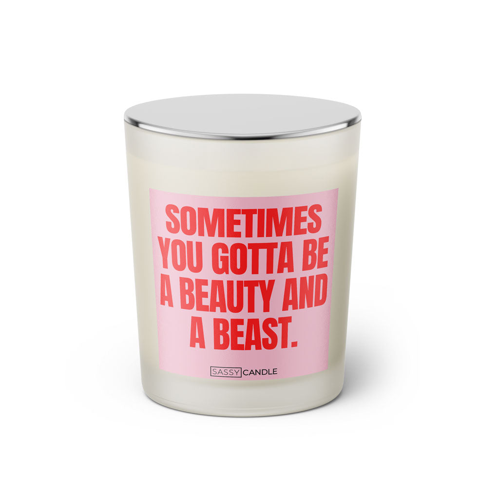 Duftkerze mit witzigen Spruch: Sometimes you gotta be a beauty and a beast. Farbe rosa und pink von Sassy Candle.