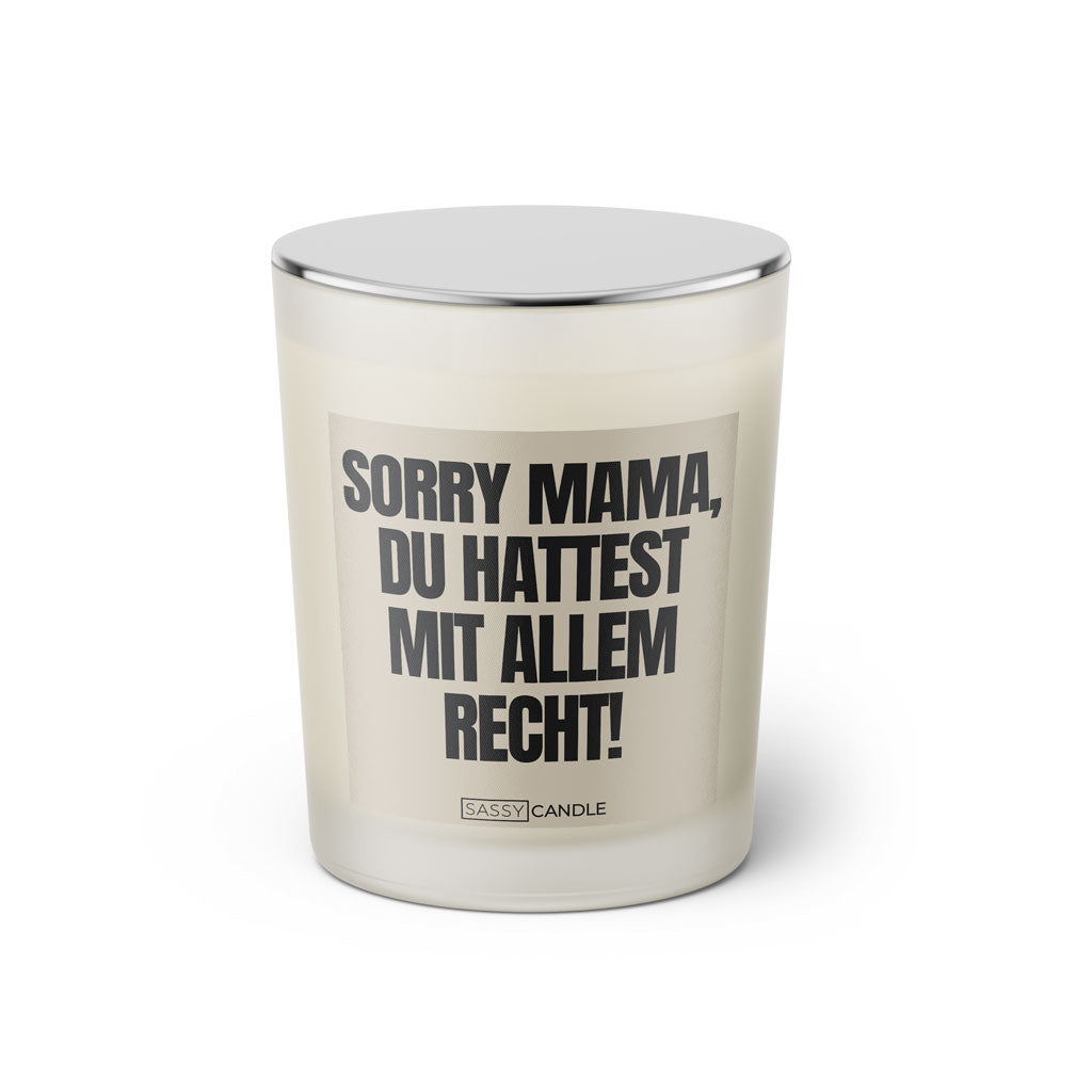 Duftkerze mit witzigem Spruch: Sorry Mama, du hattest mit allem Recht! Farbe beige und schwarze Schrift. Kerzenglas mit silbernem geschlossenem Deckel von SassyCandle.