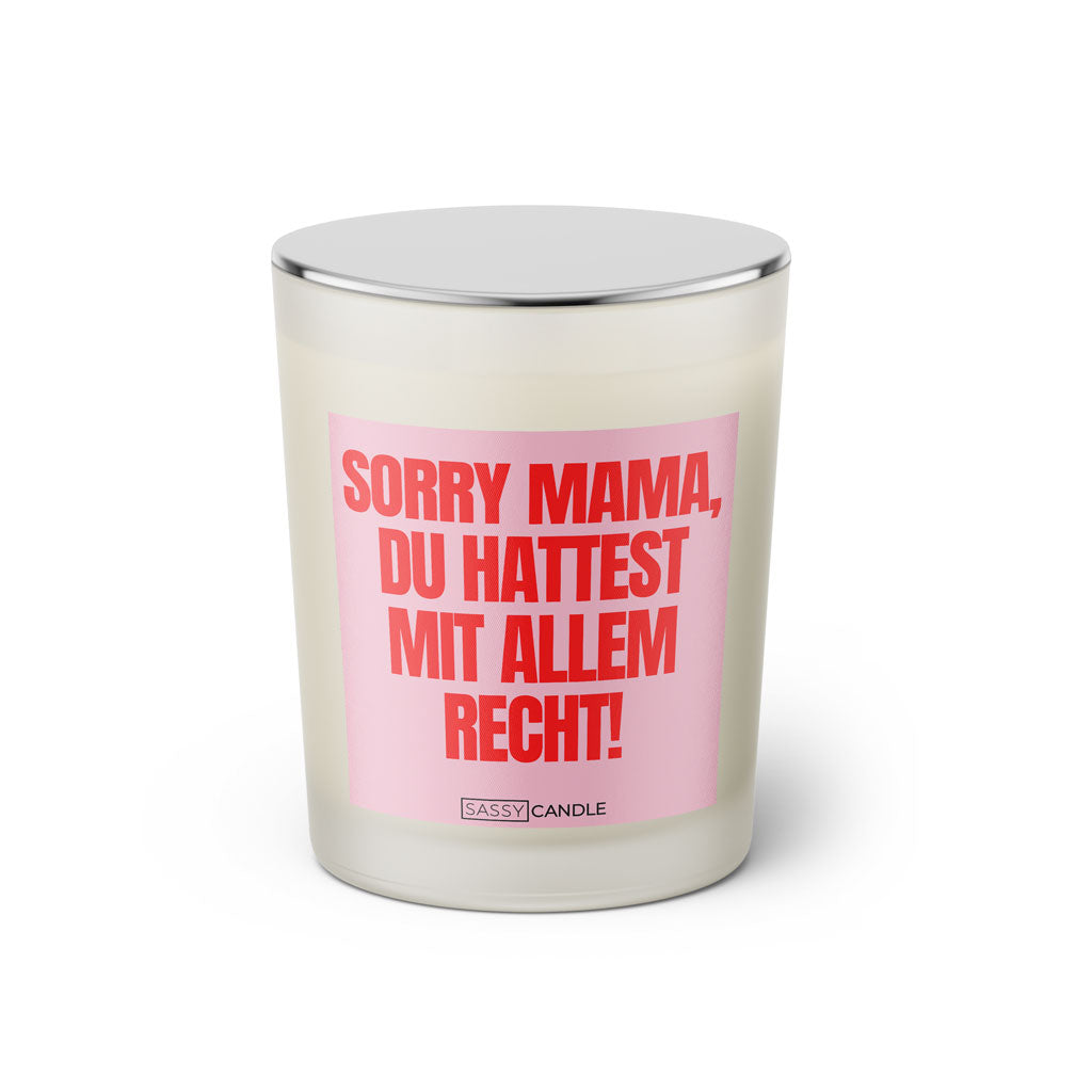 Duftkerze mit witzigem Spruch: Sorry Mama, du hattest mit allem Recht! Farbe rosa und pinke Schrift. Kerzenglas mit silbernem geschlossenem Deckel von SassyCandle.