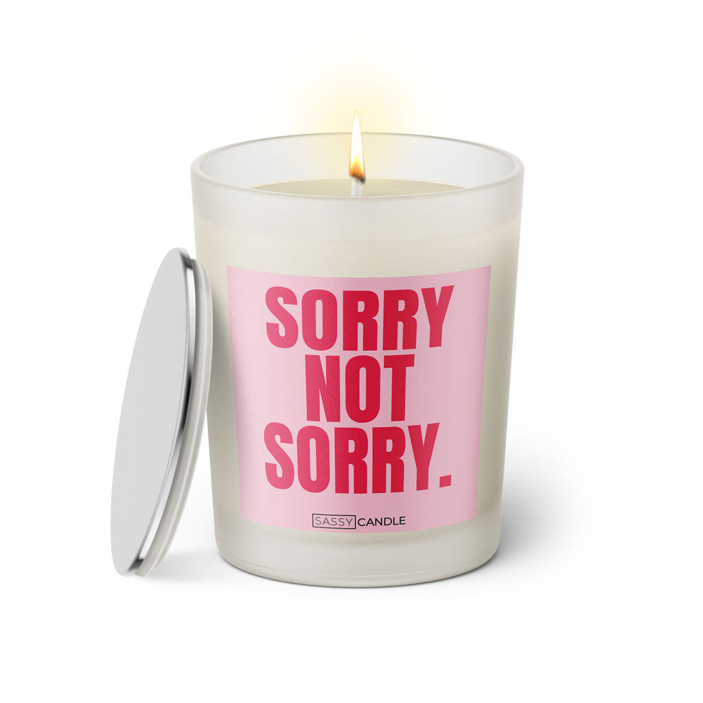 Duftkerze mit witzigem Spruch: Sorry not Sorry. Farbe rosa und pinke Schrift. Kerzenglas mit silbernem geschlossenem Deckel von SassyCandle.