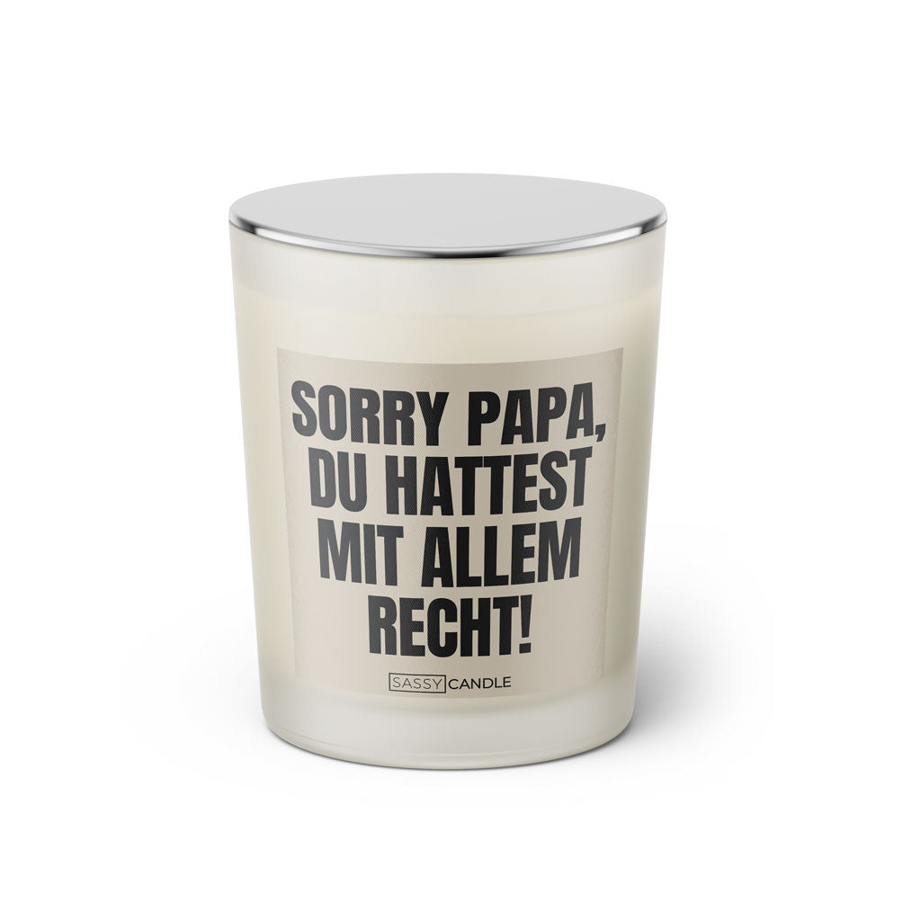 Duftkerze mit witzigem Spruch: Sorry Papa, du hattest mit allem Recht! Farbe beige und schwarze Schrift. Kerzenglas mit silbernem geschlossenem Deckel von SassyCandle.