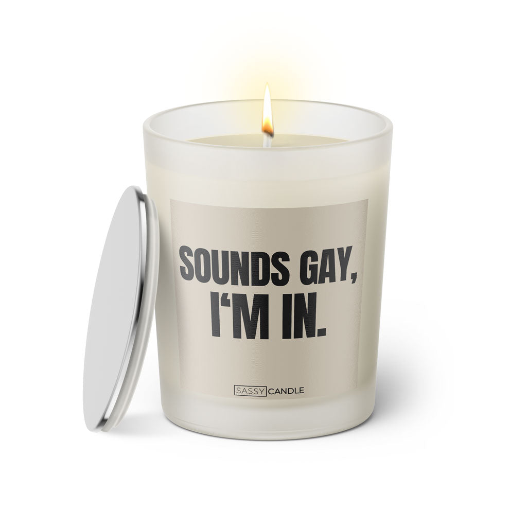 Duftkerze mit witzigen Spruch: Sounds Gay, I'm in. Farbe beige und schwarz von Sassy Candle.